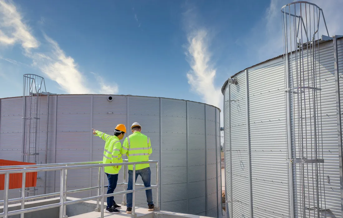 Vista nocturna de un sistema de riego automatizado