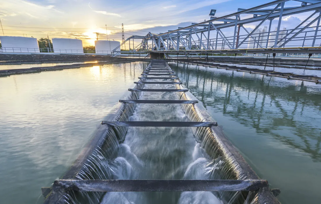 Vista nocturna de un sistema de riego automatizado