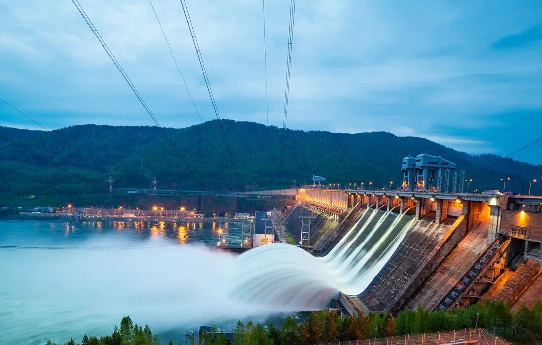 Vista aérea de una gran presa con embalse